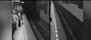 Mujer cae a las via del tren